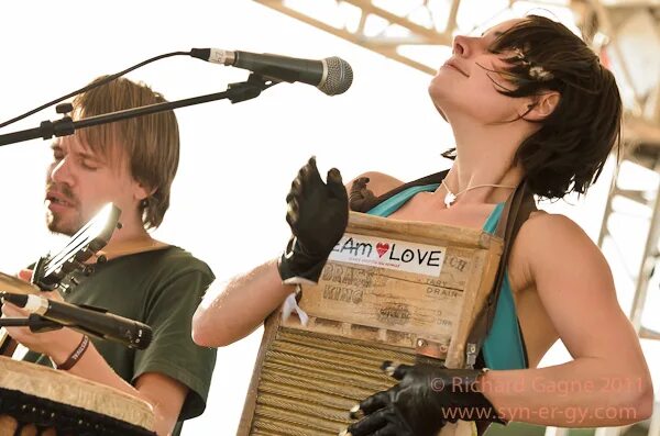 Bonnie Paine vocalist. Музыкальные пилы ансамбли. Музыкальный попит. Bonnie Paine Elephant Revival.