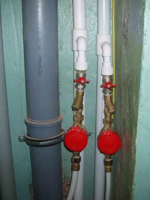Труба для горячей воды. Труба горячей воды в квартире. Замена труб в квартире. Замена водопровода.
