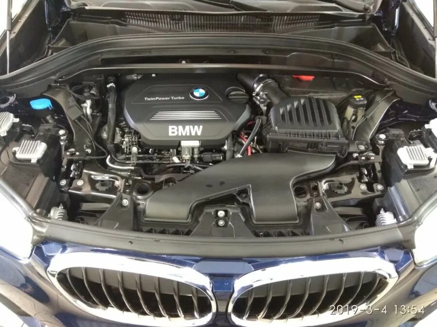 Открыть капот bmw. БМВ х1 под капотом. BMW x1 под капотом. Двигатели БМВ х1 ф48. BMW x4 под капотом.