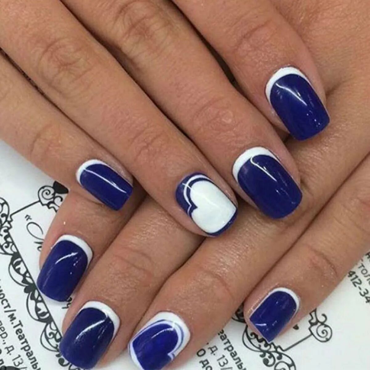 Дизайн ногтей синий короткие ногти. Гель лак ультрамарин синий. Маникюр синий с белым. Шеллак синий. Синие ногти.