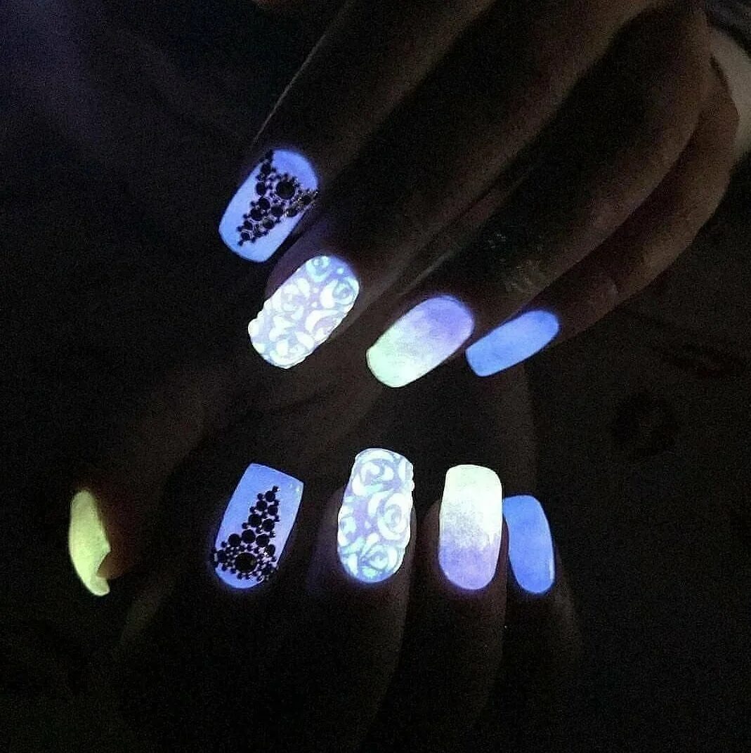 Дизайн ногтей светоотражающие. Светящиеся ногти. Ногти светящиеся в темноте. Маникюр светящийся в темноте. Светоотражающие ногти.
