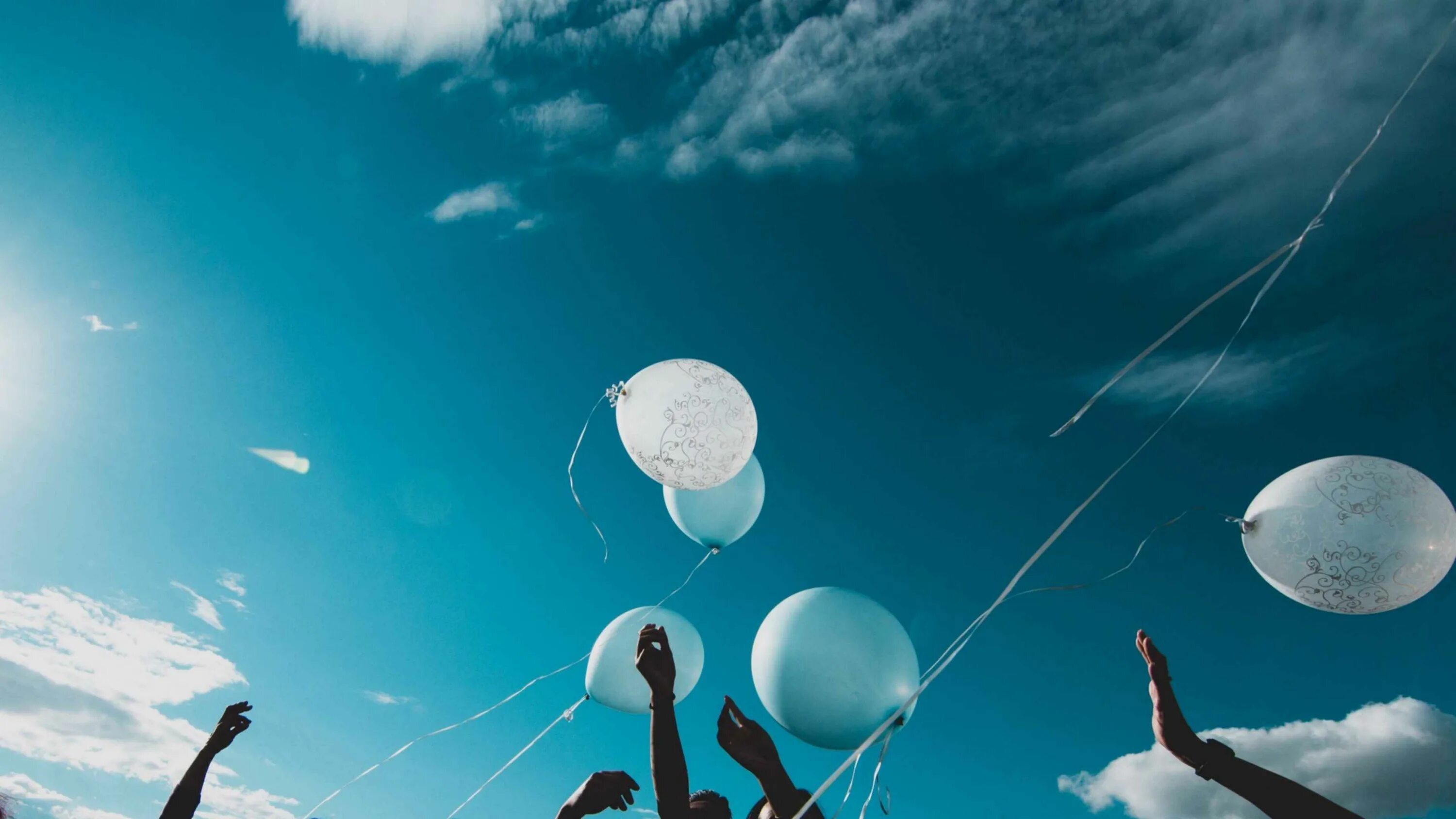 Шары в небо на выпускной. Воздушные шары в небе. Шарики в небе. Воздушный шарик. Школьники запускают шары в небо.