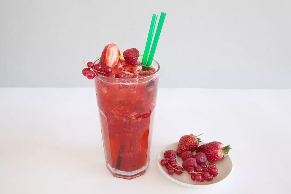 Лимонад ягодный микс рец. Лимонад клубничный мохито. Lemonade berry. Lemonade berry. Коктейль лесные ягоды.