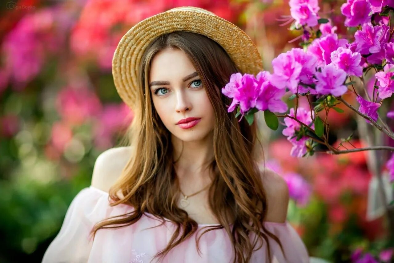 Смотрит в глаза и улыбается