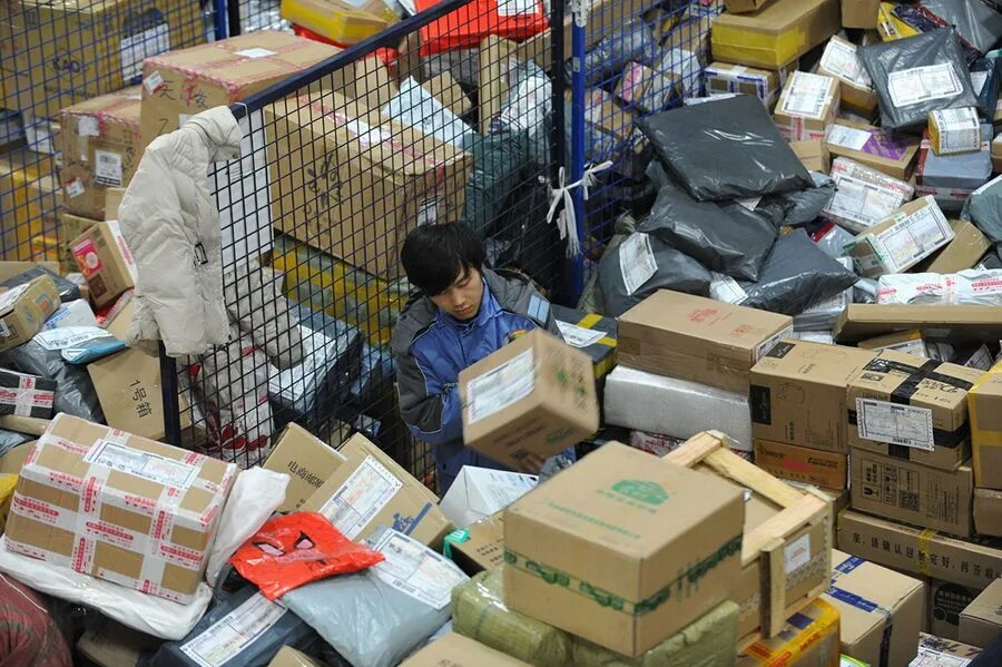 китай почта товары. китайский склад. китай почта товары. китаец на складе. товары с китая.