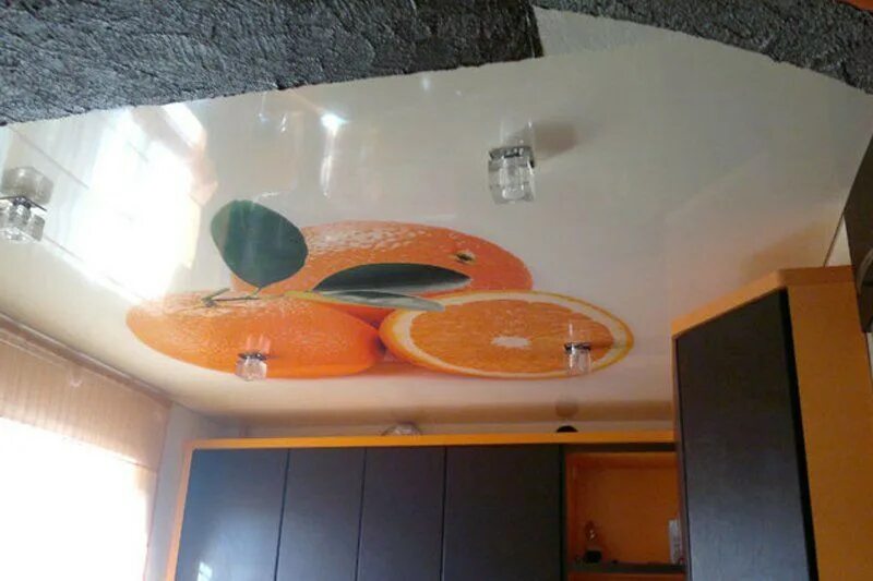 В кухню натяжной потолок с фотопечатью купить недорого в Оренбурге.