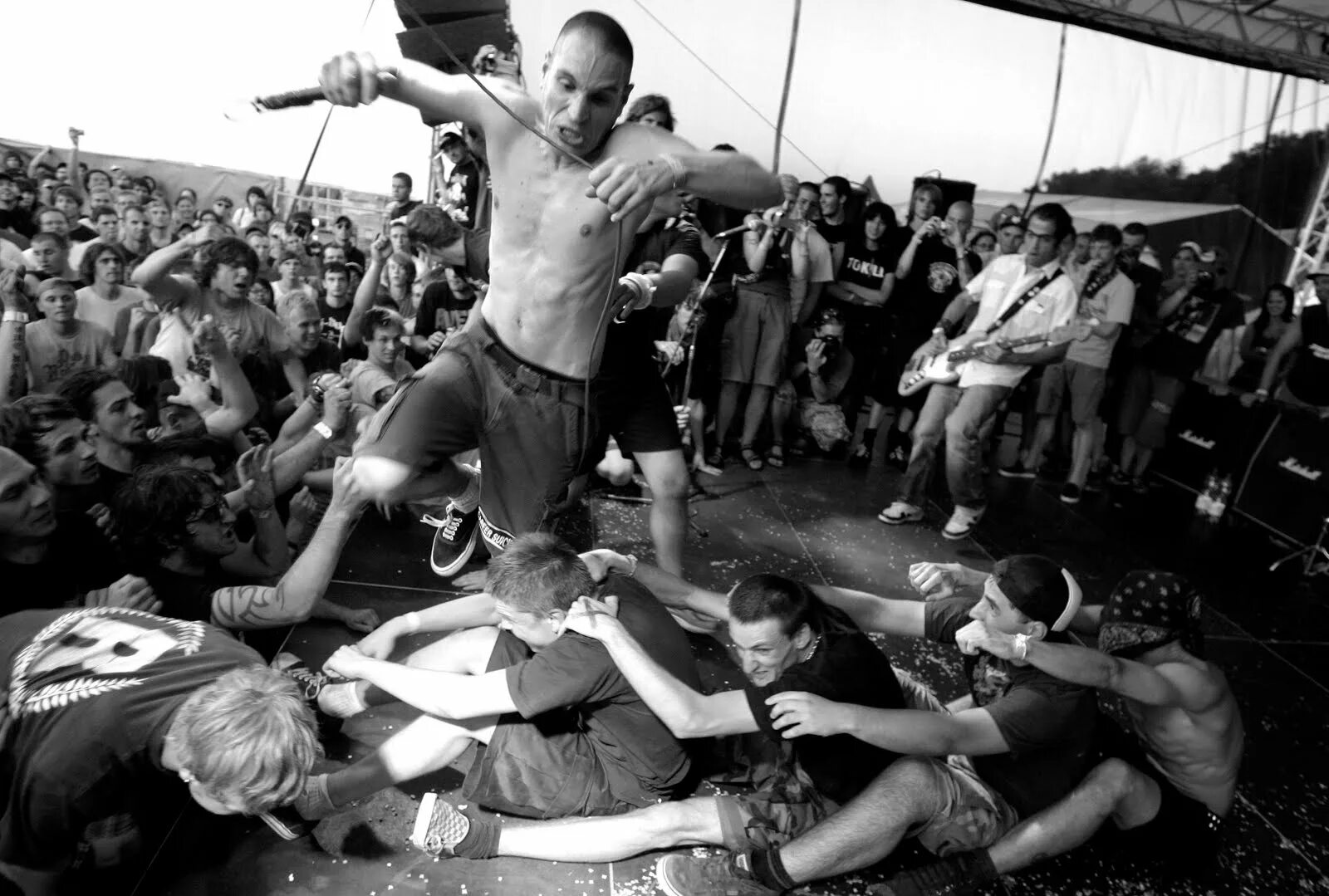 Толпы хардкор. Слэм мошпит. мош пит слэм. moshpit группа. хардкор мош.