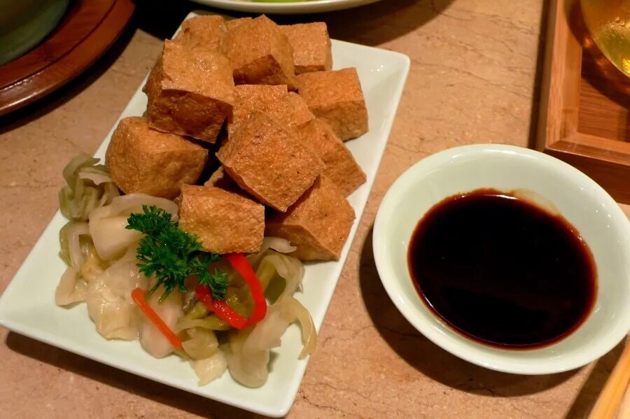 Тофу Юньнань. Ферментированный тофу. Тофу Китай. Чанша вонючий тофу.