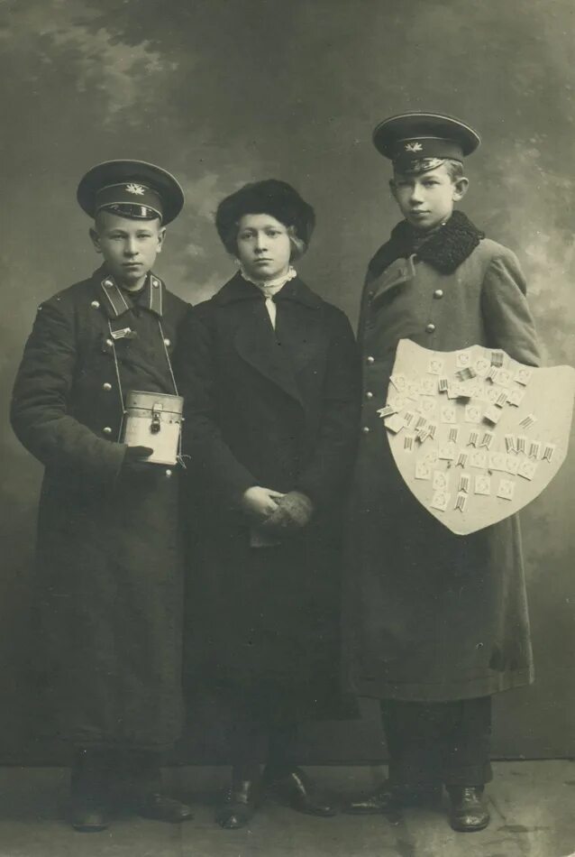 2 изображенных на фотографии. Гимназисты 1917. Гимназисты 1920 годов. Ретро фото гимназист. Чеховские гимназисты форма.
