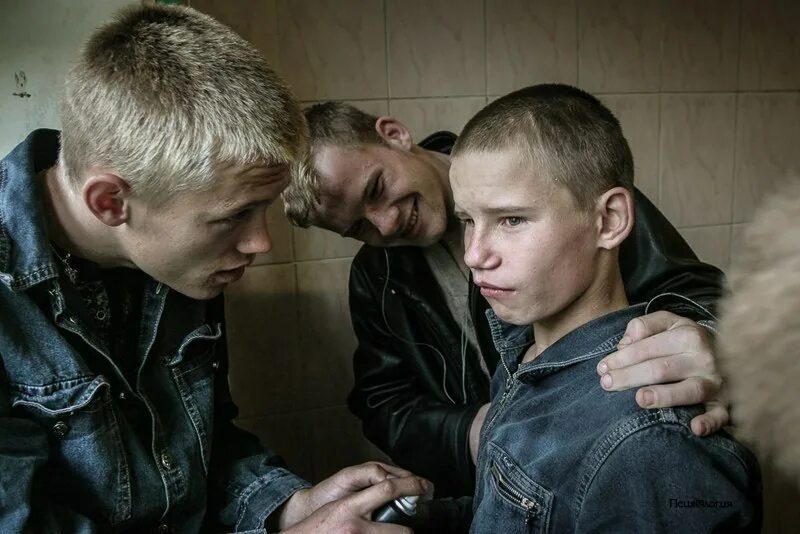 взрослый хулиган. взрослый хулиган. тронешь моих станешь загадкой для хирурга. хулиганы фильм 2005 чарли ханнэм. парень в капюшоне.