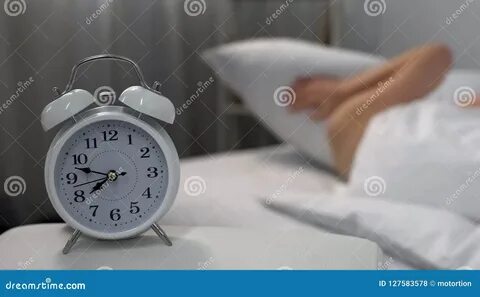 Будильник установлен на 8