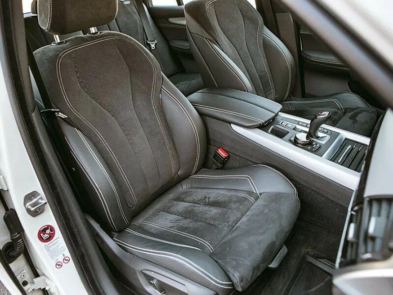 Сиденья бмв g05. Сиденья bmw x5 f15. сидения бмв х5 f15. bmw x5 m сиденья. сидения бмв х5 g05.