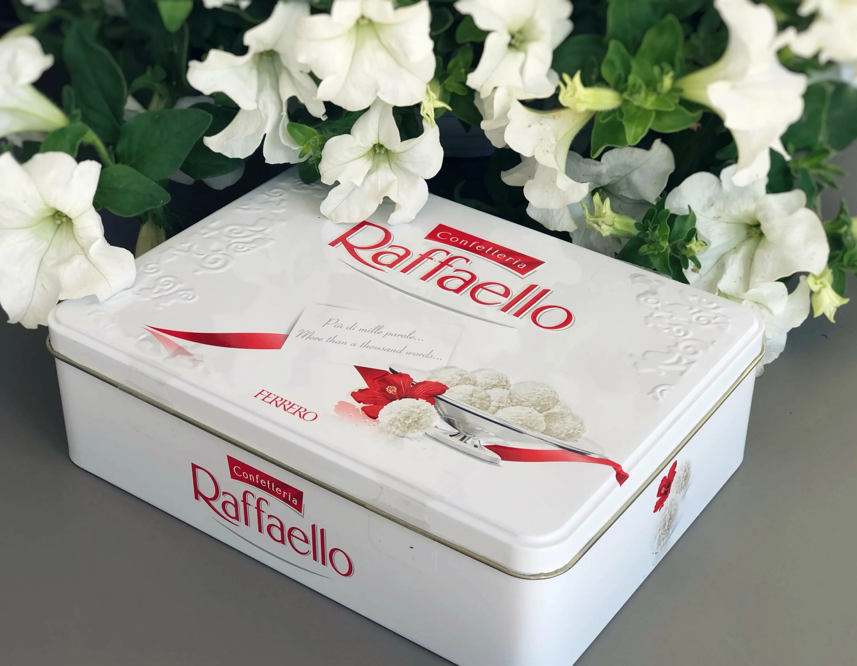 Raffaello 300 гр. Рафаэлло конфеты 500г. Конфеты Раффаэлло 300гр. Рафаэлло 2022. Рафаэлло кто производитель