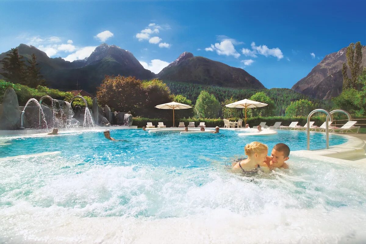 В какой стране находится спа. Швейцария курорты летом. Скуоль термальные. Санкт Мориц термальные источники. Швейцария источник.
