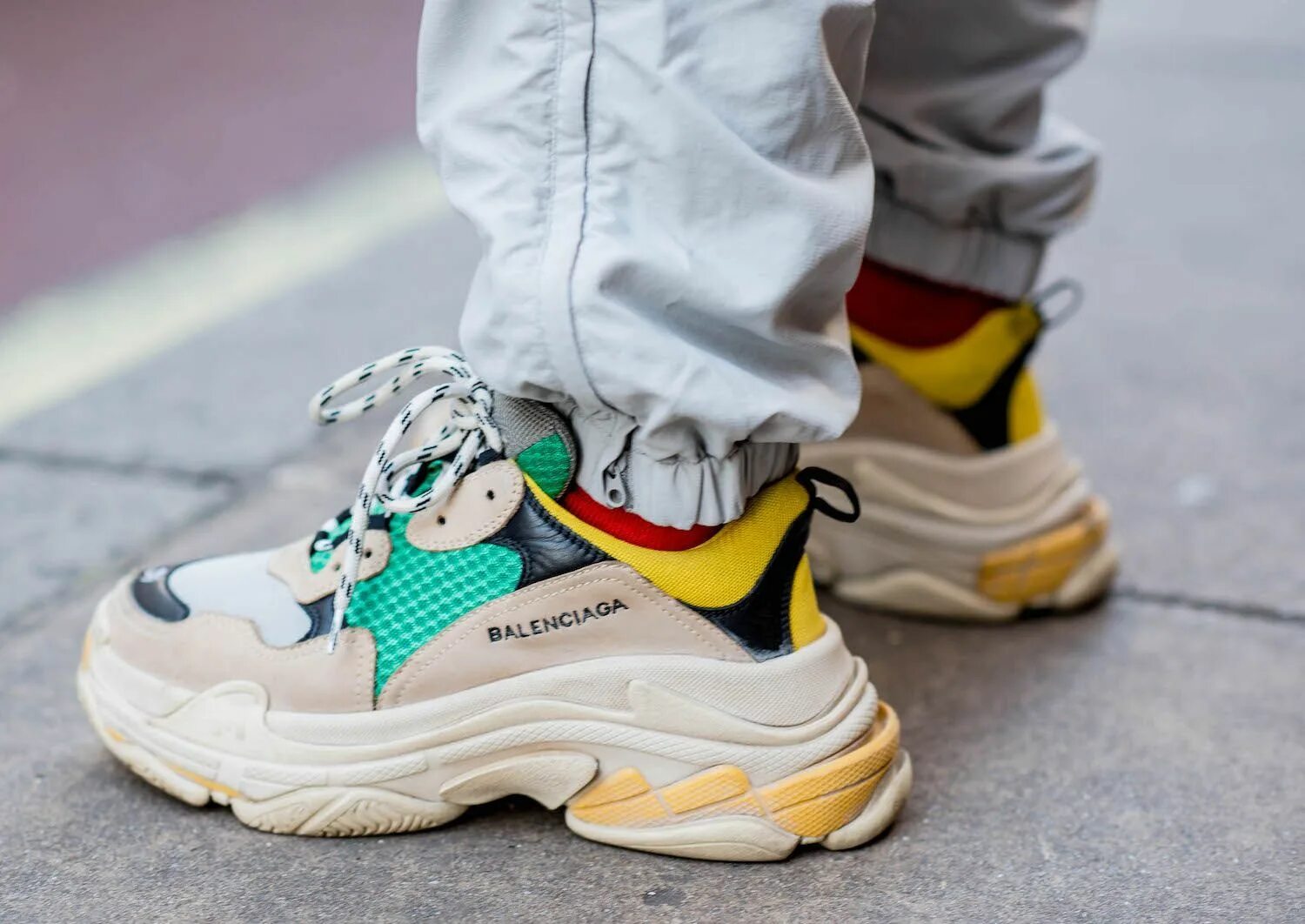 Большие кроссовки. Баленсиага Triple s. Кроссовки Balenciaga Triple s. Агли шуз Баленсиага. Агли шуз кроссовки.