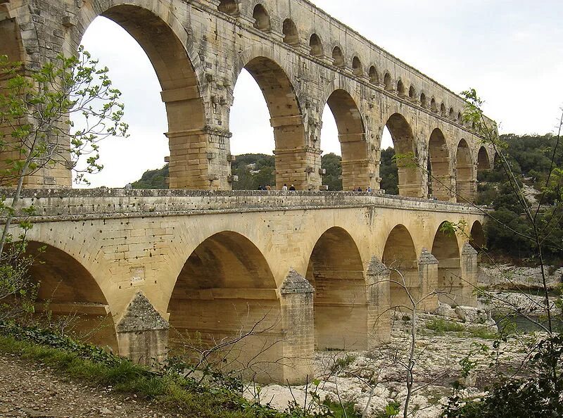 Акведуки в древнем Риме. Акведук Пон-дю-гар. Древний Римский акведук. Римские акведуки древний Рим.
