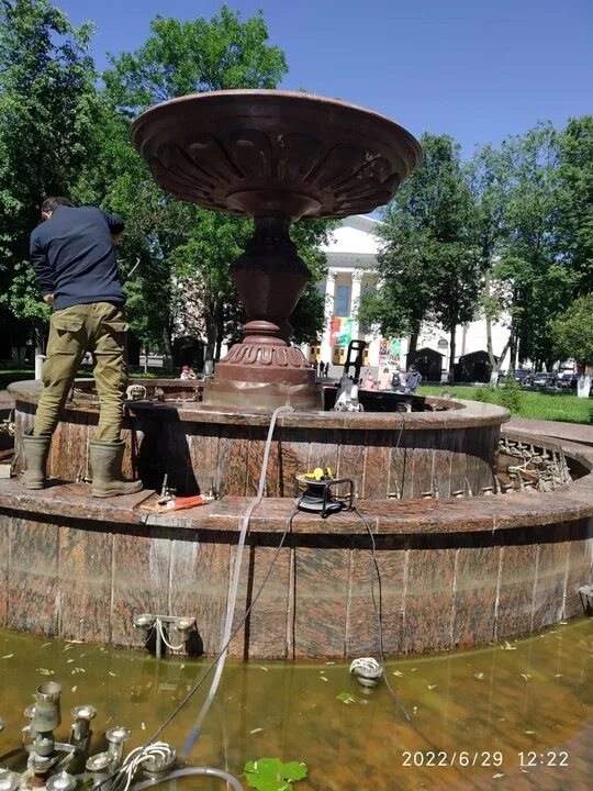 Создатель фонтана на театральной площади. Фонтан на театралке киров. фонтан парящий камень в кирове. фонтан на театральной площади рязань. театральная площадь киров.