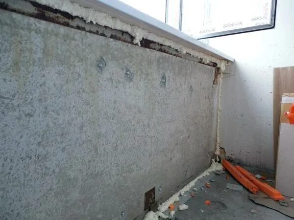 Щель на лоджии. Заделать щель на балконе между плитами. Щель на балконе. Щель на балконе между стеной. Щель на балконе.