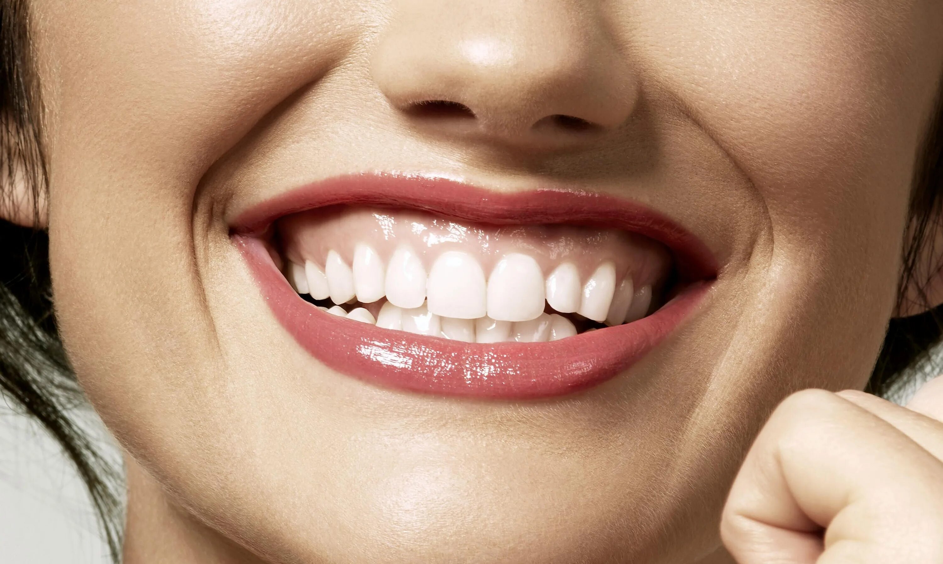 Видны верхние зубы. Десневая улыбка Gummy smile. Красивые зубы. Красивая форма зубов. Широкие зубы.