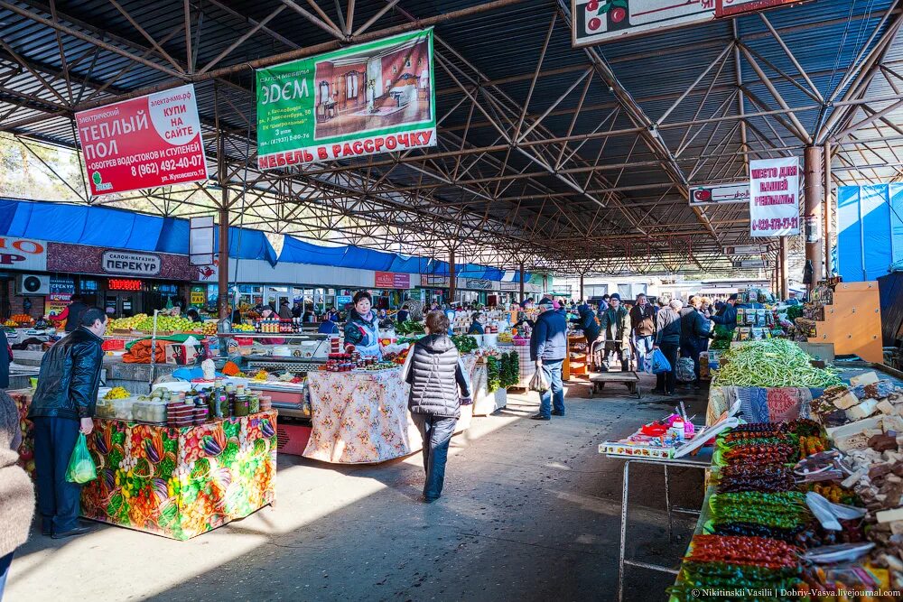 Продуктовый рынок адрес. Центральный рынок Кисловодска. Вещевой рынок в Кисловодске. Верхний рынок Кисловодск. Базар Кисловодск Центральный рынок.