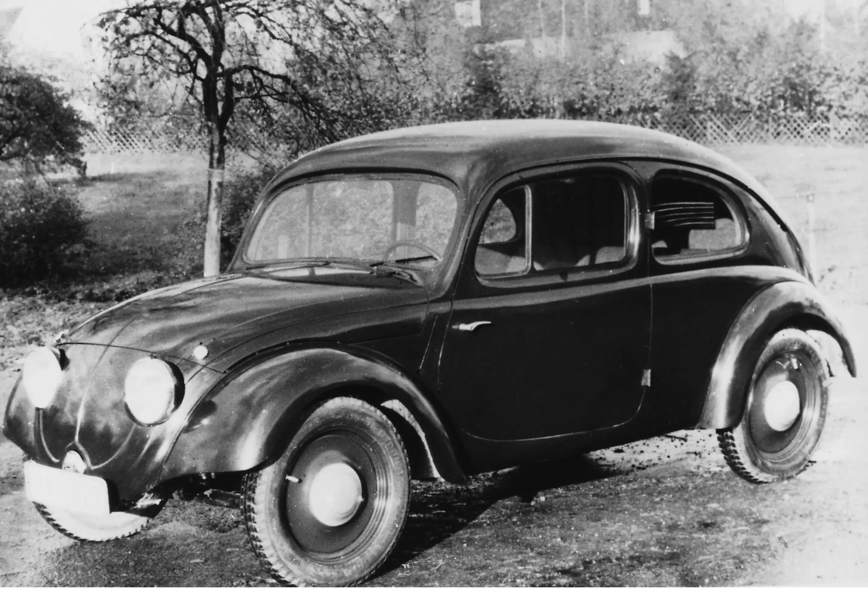 Первые автомобили volkswagen. Volkswagen Beetle Жук 1938. Volkswagen Käfer – «Жук». 1946. Первый Фольксваген Жук 1936.