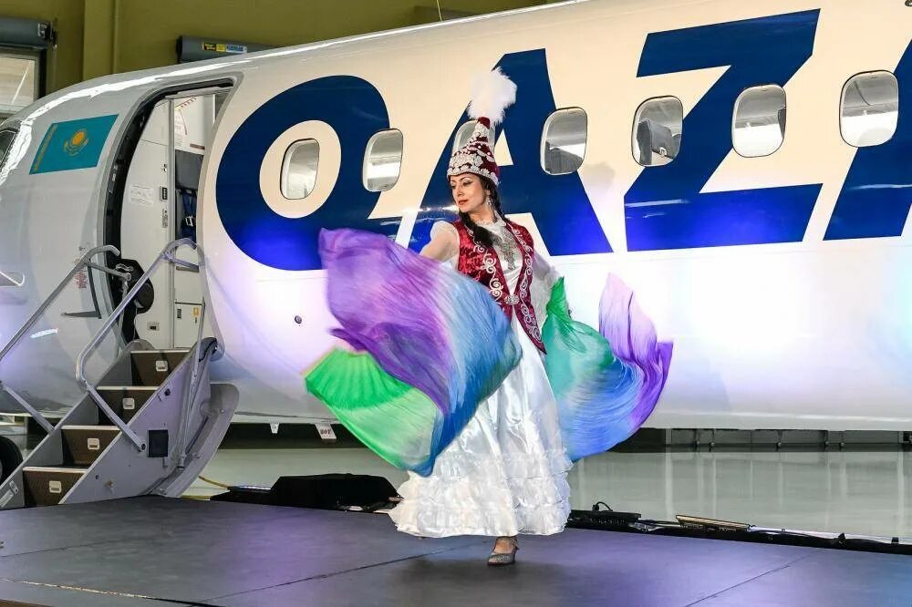 Бомбардье самолет Qazaq Air. Казахстанская авиакомпания Qazaq Air. Qazaq Air флот. Авиапарк Qazaq Air.