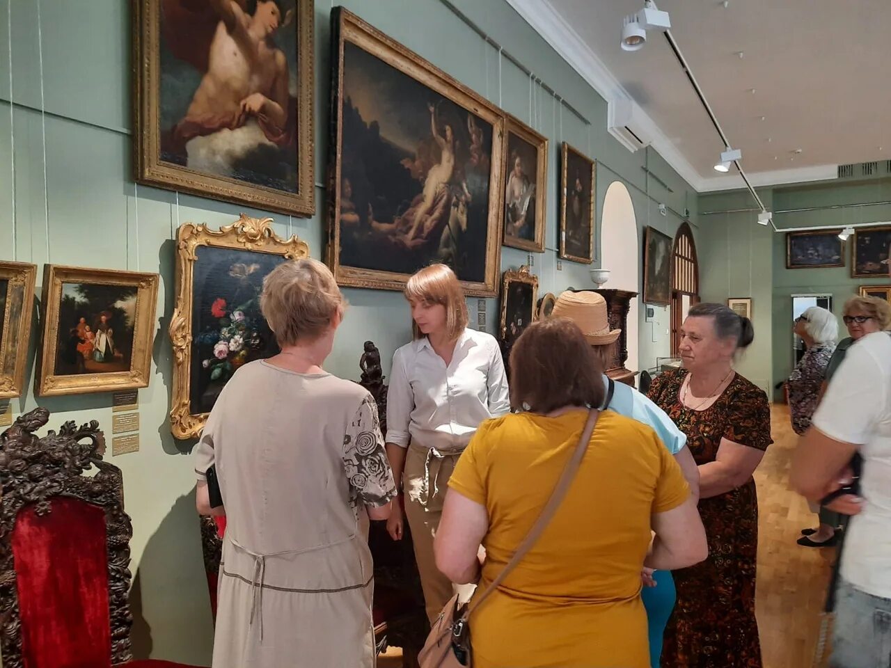 Энгельс музей немцев поволжья. Встретить в музее. Встретить в музее. Энгельсский краеведческий музей. П иванова.