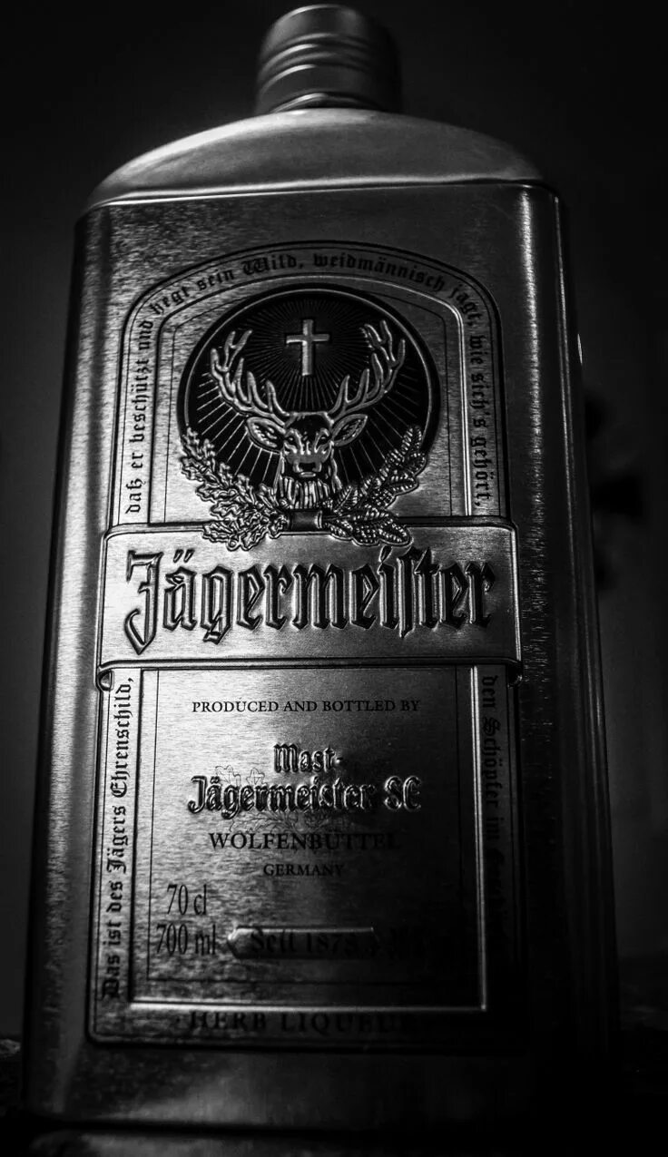 Алкоголь фон. Егермейстер black tin. Егермейстер темный. Jagermeister красный. Ликер егермейстер крепость.