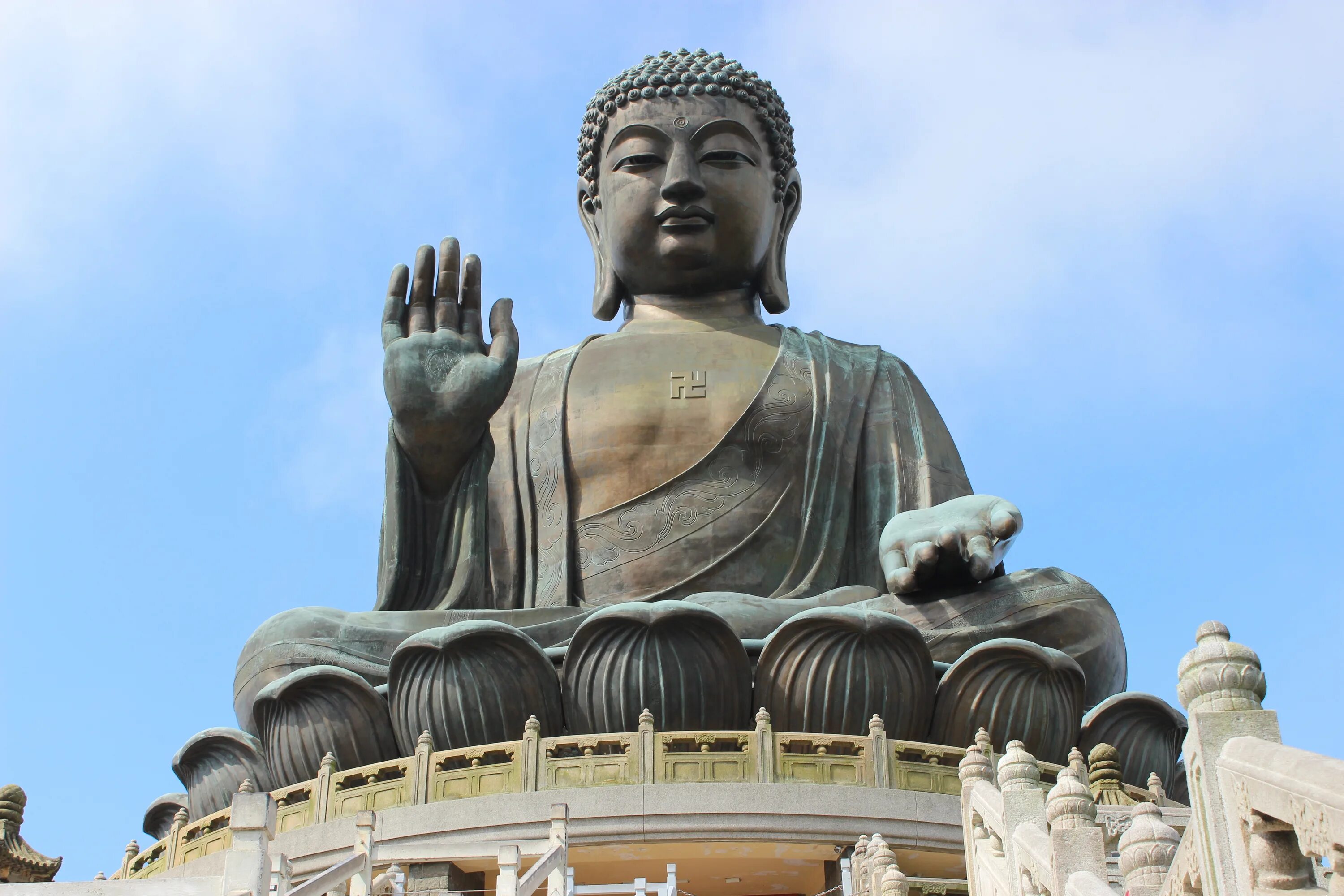 Гаутама Будда статуя. Статуя Будды в Гонконге. Будда Шакьямуни в Китае. Храм Шакьямуни Будда Китай.