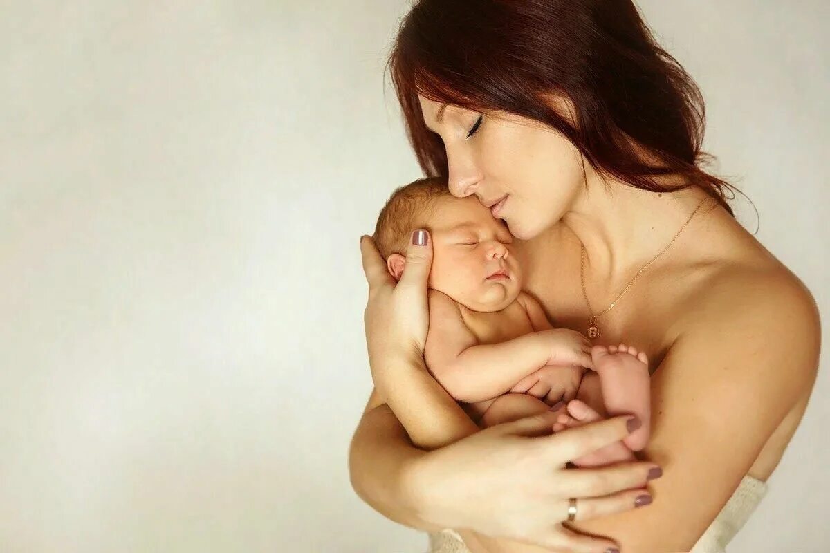 Мать с ребенком. Мать с младенцем на руках. Новорожденный ребенок с мамой. Женщина с ребенком. Причины стать мамой