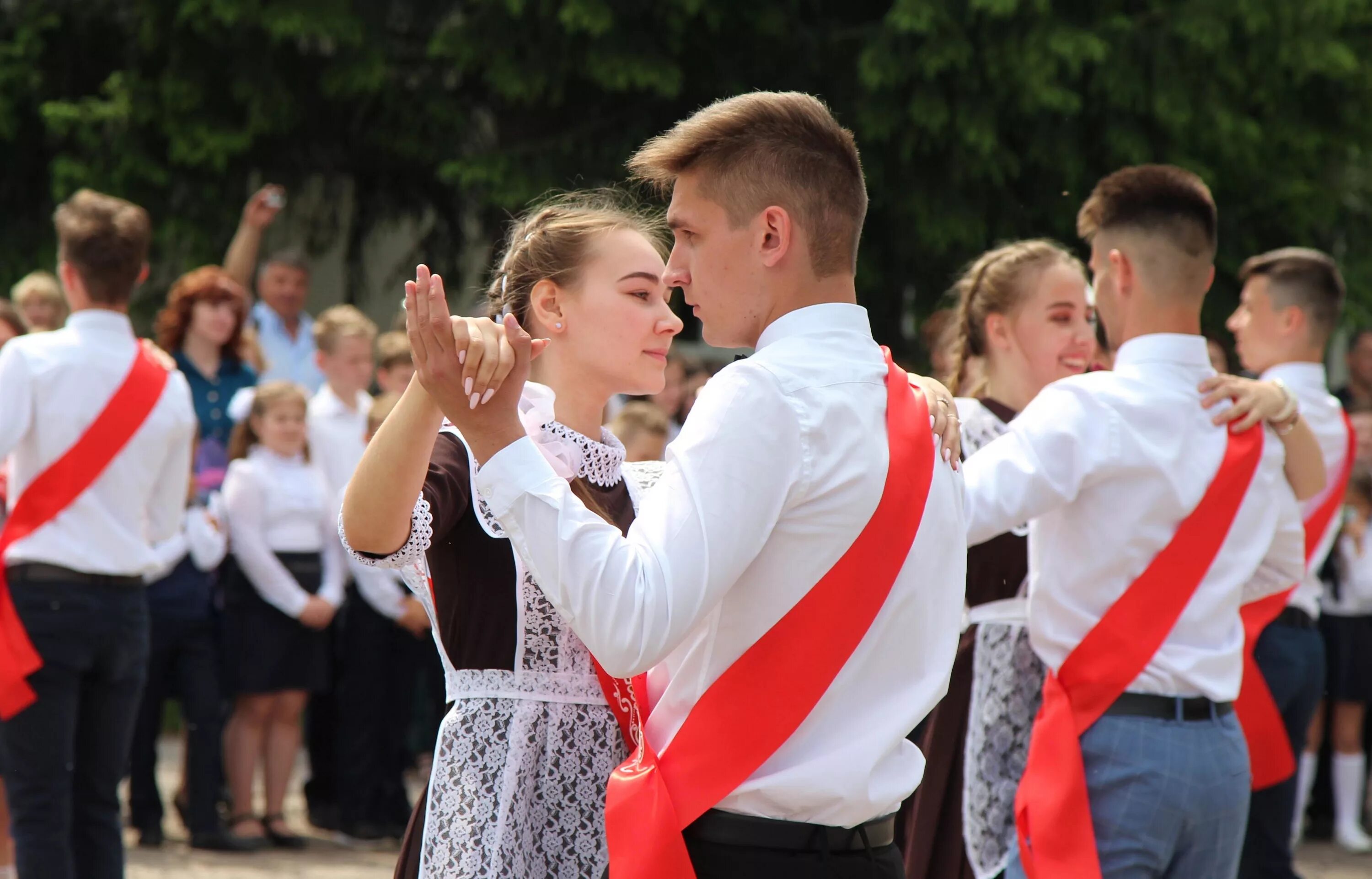 Выпускники школ видео. Выпускники школы. Выпускной в школе. Последний звонок 11 класс. Выпускники российских школ.