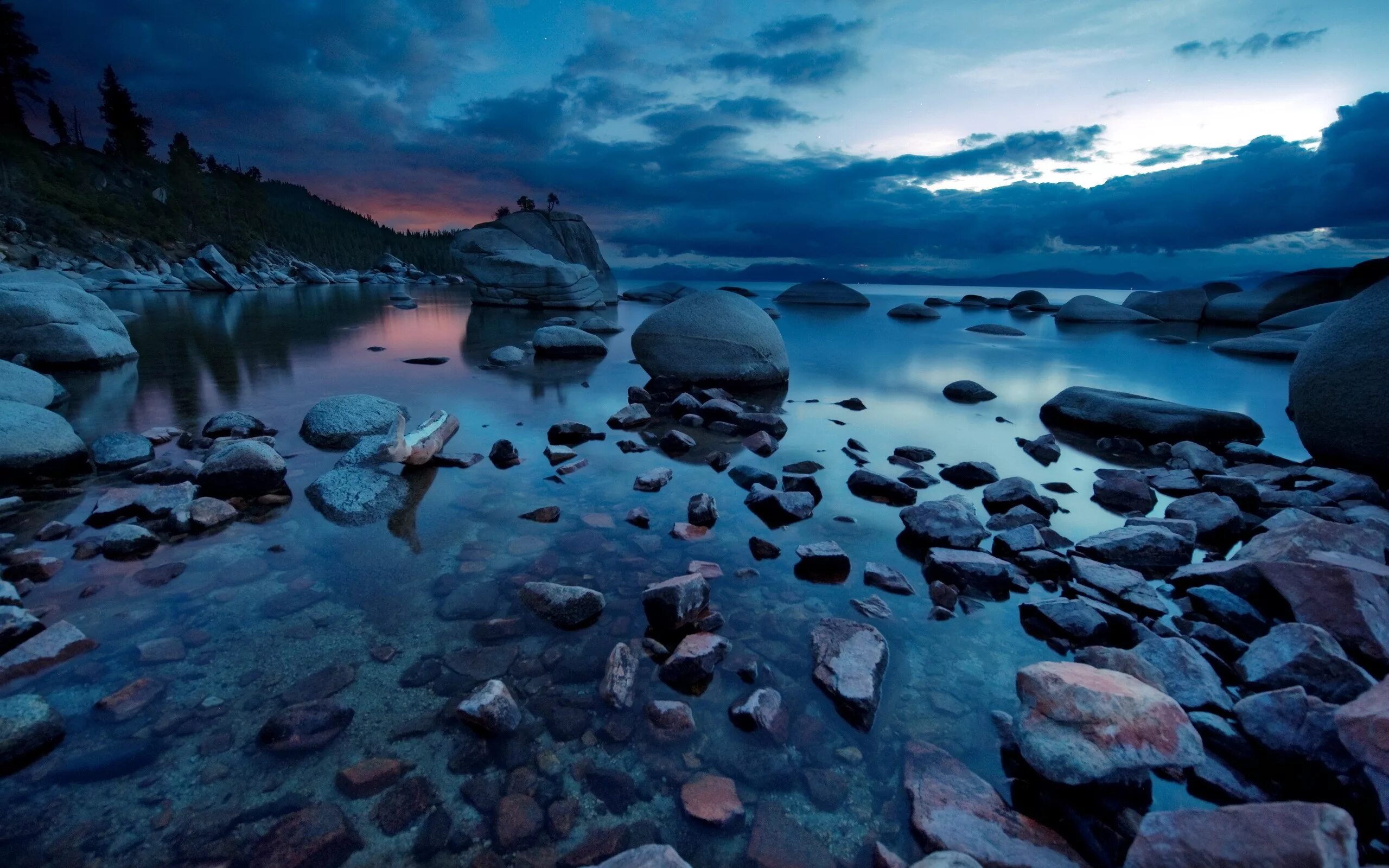 Самые красивые пейзажи. Озеро камни. Пейзаж с водой. Камни на берегу. Картинка на заставку ноутбука