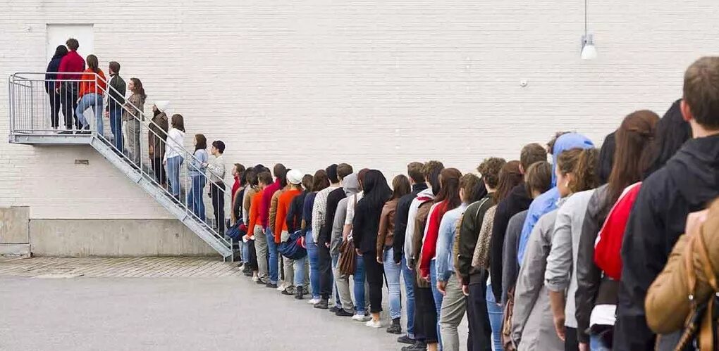 Толпа людей в очереди. Длинная очередь. Очередь в магазин толпа. Люди в очереди. Длинная очередь.