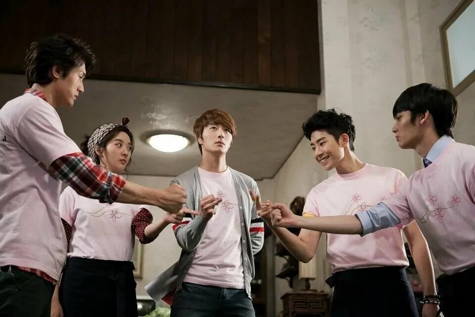 Дорамы с 4 девушками. 4 парня и девушка дорама. Дорама только между влюбленными. Достоинство джентльмена сериал 2012. Она видит запахи.