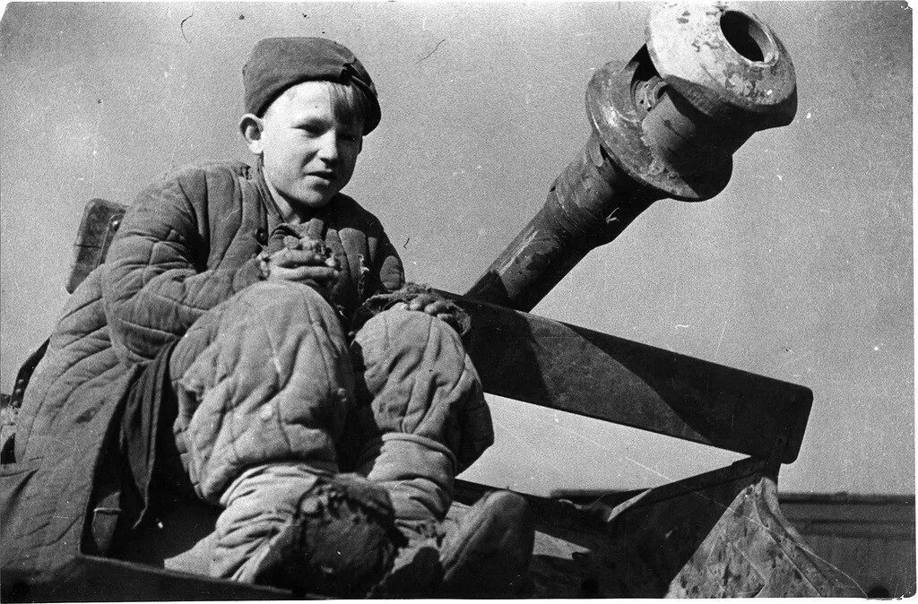 Мальчик на дне победы. Дети во время Великой Отечественной войны 1941-1945. Военные годы 1941-1945 дети.