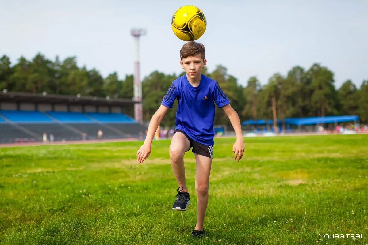 Дети спортсмены. Мальчик футболист. Мальчик с футбольным мячиком. Подросток с футбольным мячом. Красивые мальчики футболисты.