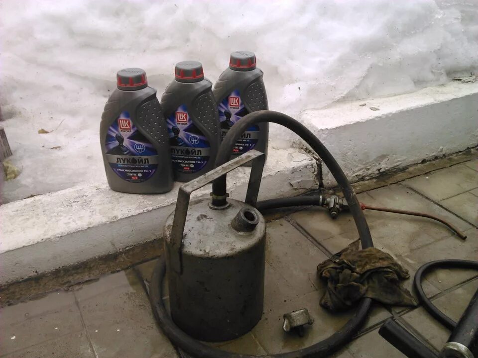 Масло в задний редуктор газель. Газ 3302 масло в задний мост. масло в задний мост газель 3302. масло в мост газель 3302. масло в редуктор газель 3302.