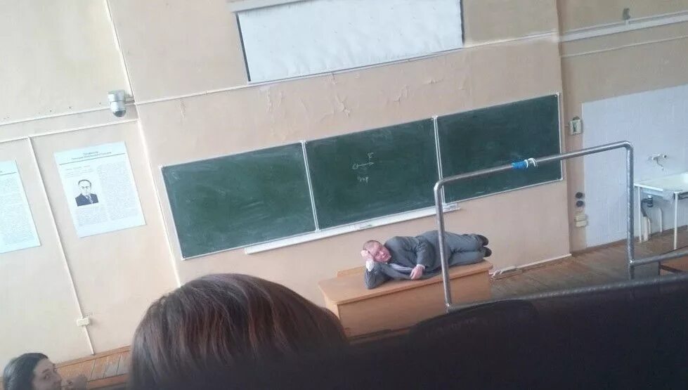 Человек лежит на парте. Уставший учитель. Ученик спит за партой. Ученик спит за партой. Усталость учителя.