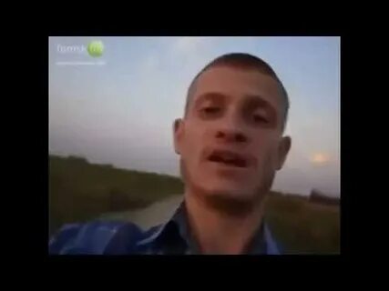 К реке идут поют