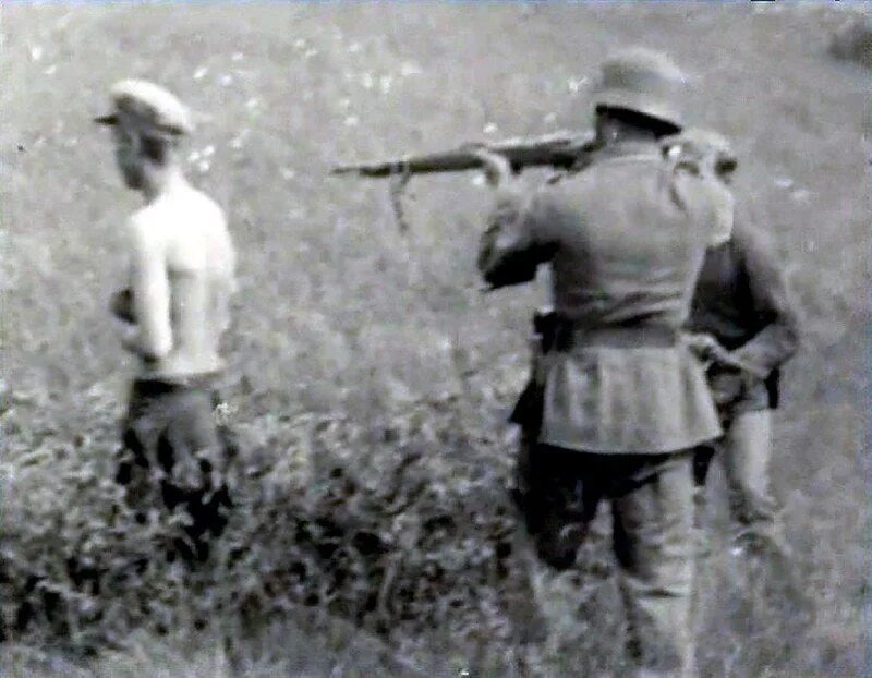 Зверства Большевиков 1945. Немецкий солдат растрел. Немецкие солдаты расстреливают.