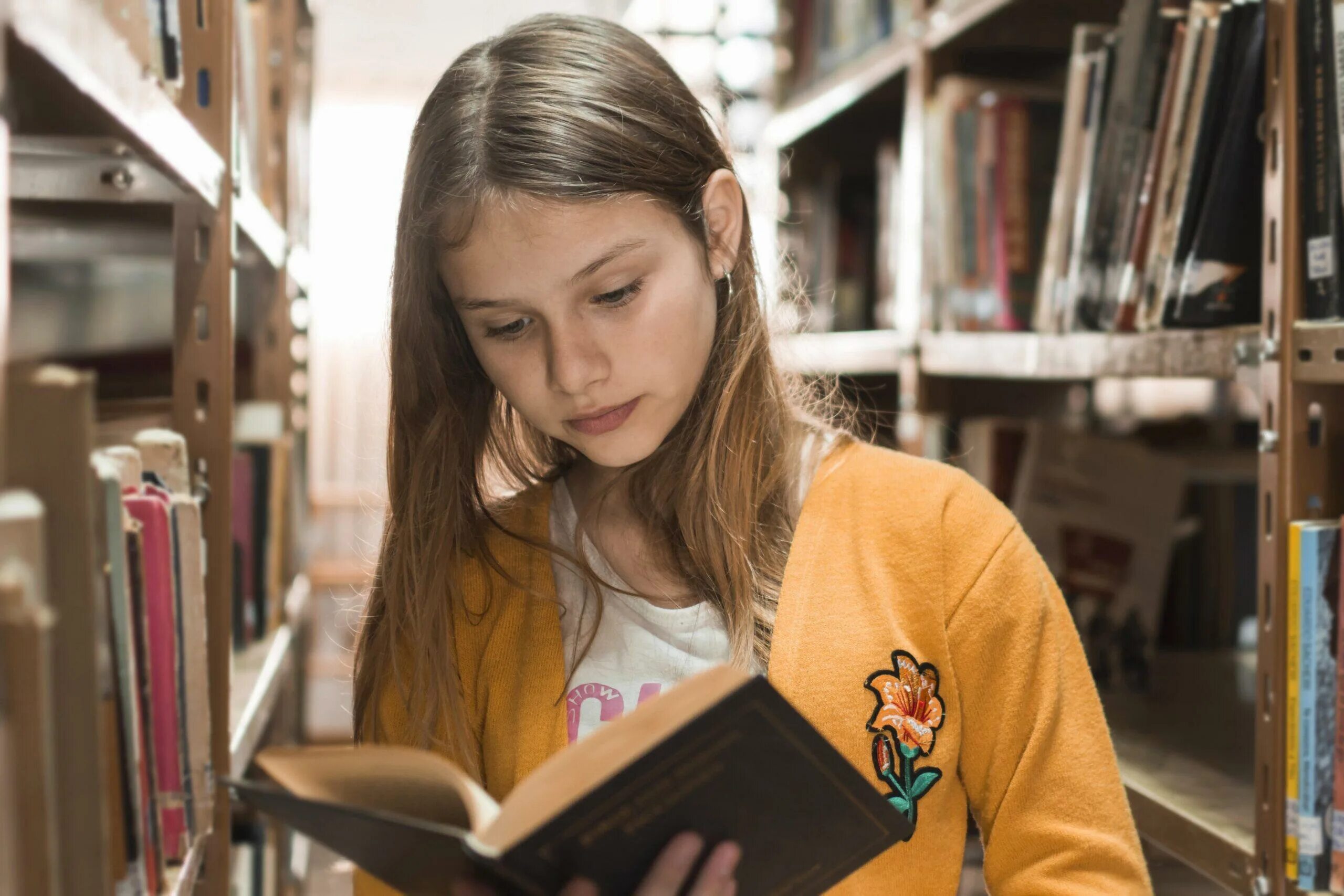 Чтение в научных библиотеках. Подростки в библиотеке. Чтение подростки. Книга для девочек. Девочка читает книгу.