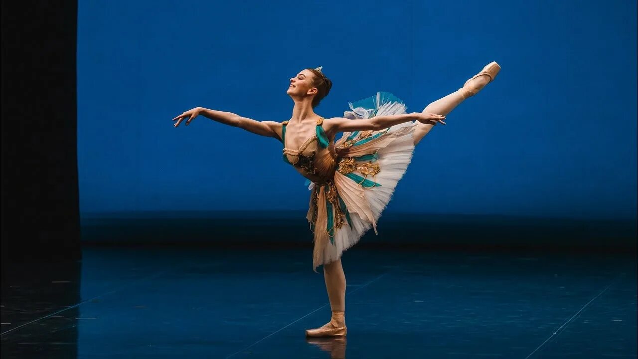 Вариация из балета корсар. Па де скляв из балета корсар. Костюм одалиски из балета корсар. Сибирский балет. Вариация из балета корсар.