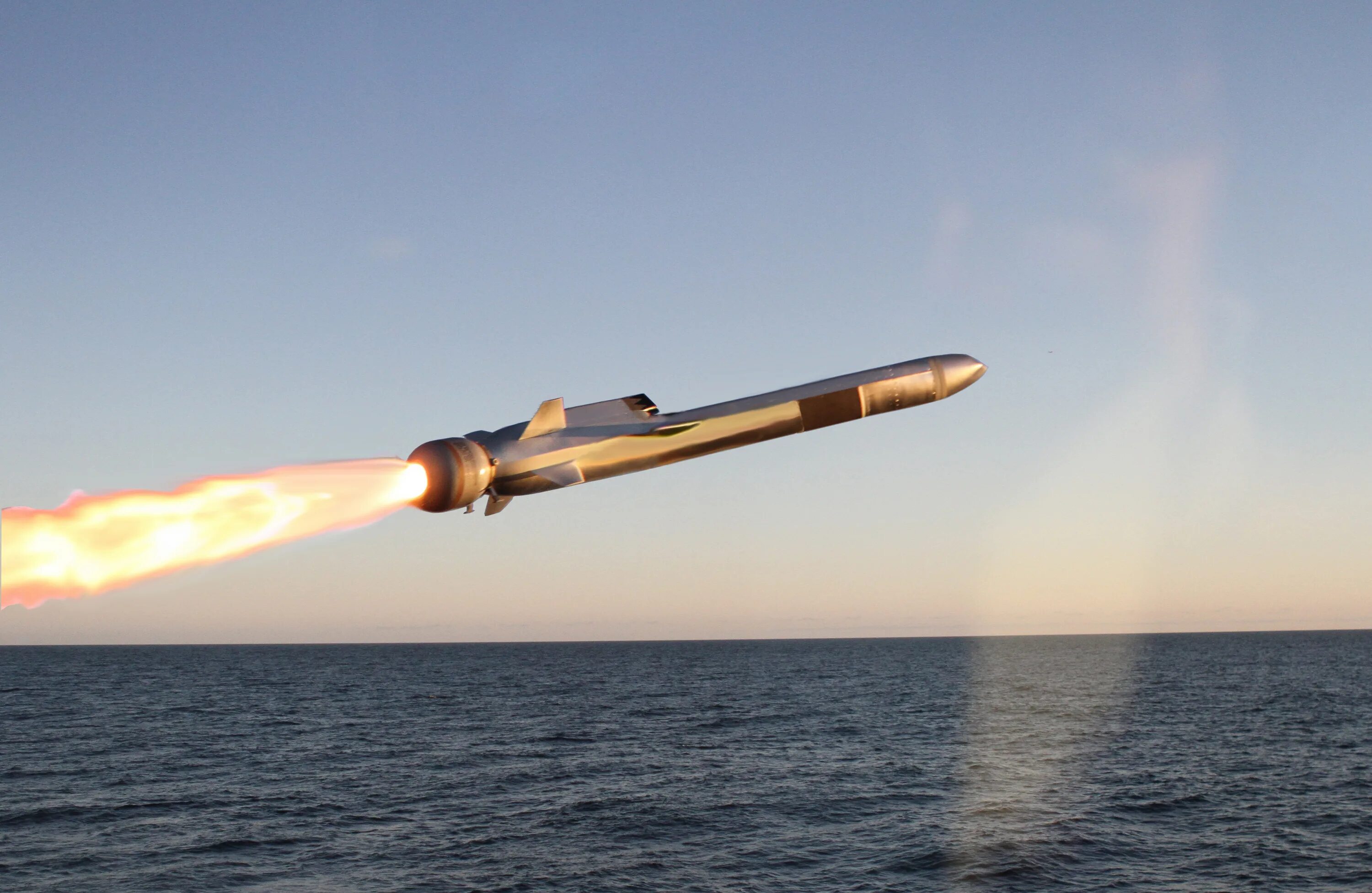 Брпл р-30 «булава». Зрк sea sparrow. Космодром морской старт. Ракета на море. Naval strike missile ракета.