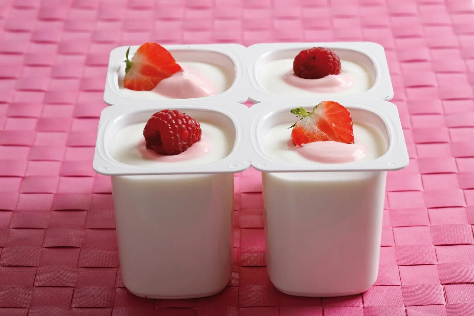 Фото йогурта. Йогурт. Открытый йогурт. Йогурт в стаканчиках. Йогурт картинка.