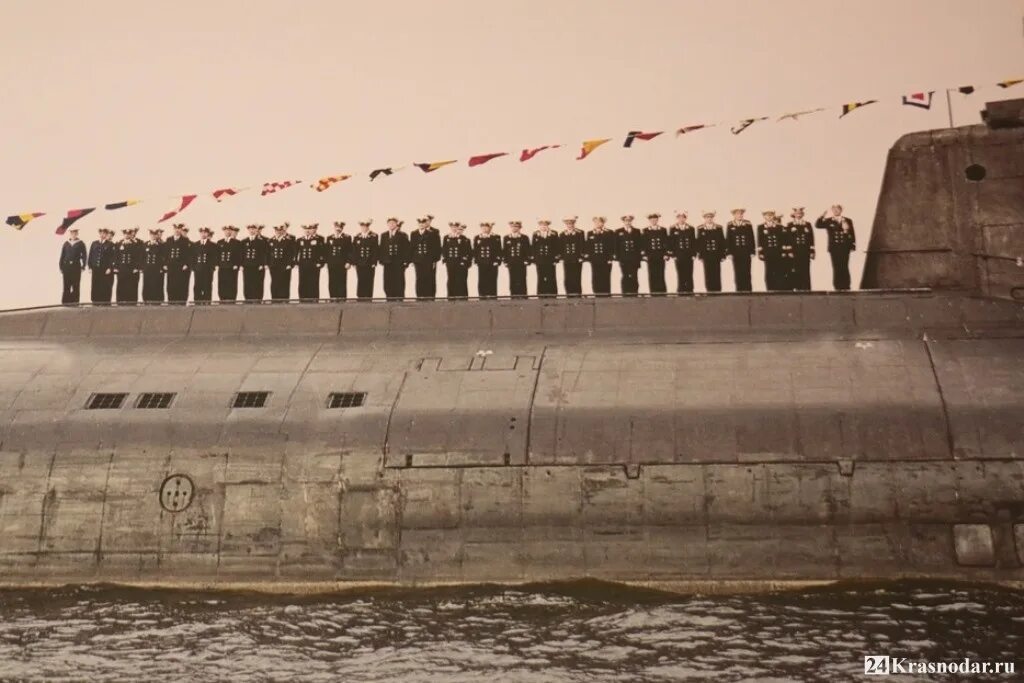 Где затонула лодка курск. 12 Августа 2000 Курск подводная лодка. К-141 «Курск». Атомная подлодка Курск. Субмарина Курск.