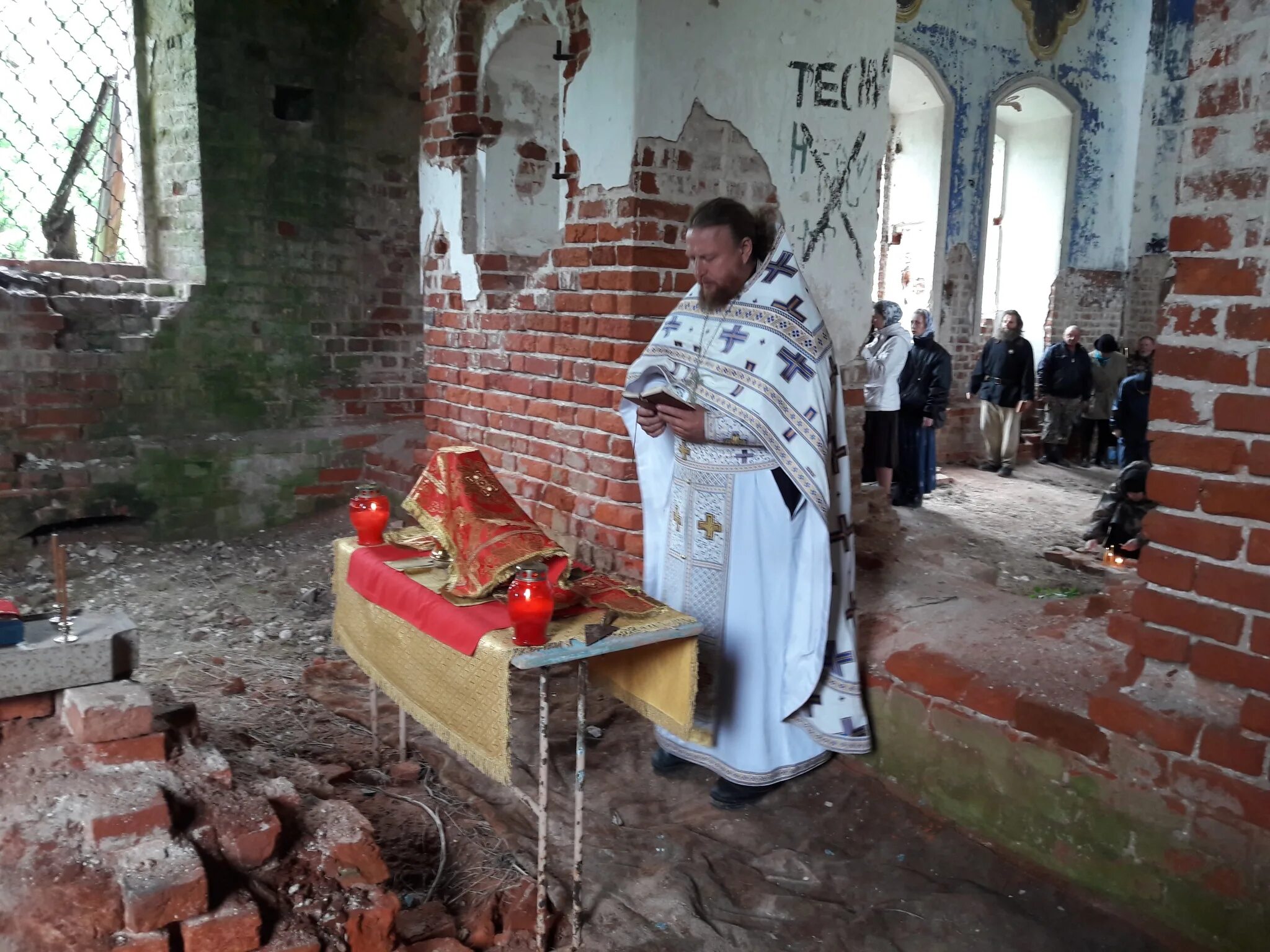 Восстановление храмов в россии. Разрушенный храм. Священник в разрушенном храме. Служба в разрушенном храме. Восстановленные храмы.