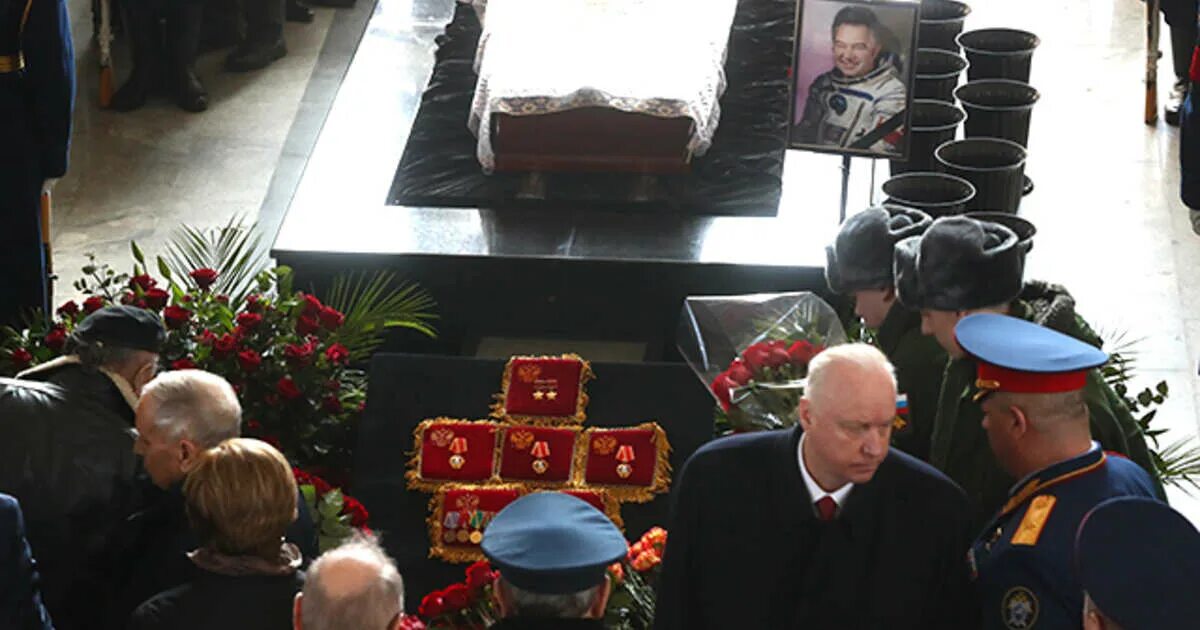 похороны востротина. похороны востротина. похороны погибших на украине. простились с погибшим в ярославской. простились с погибшим спасателем петрозаводск.