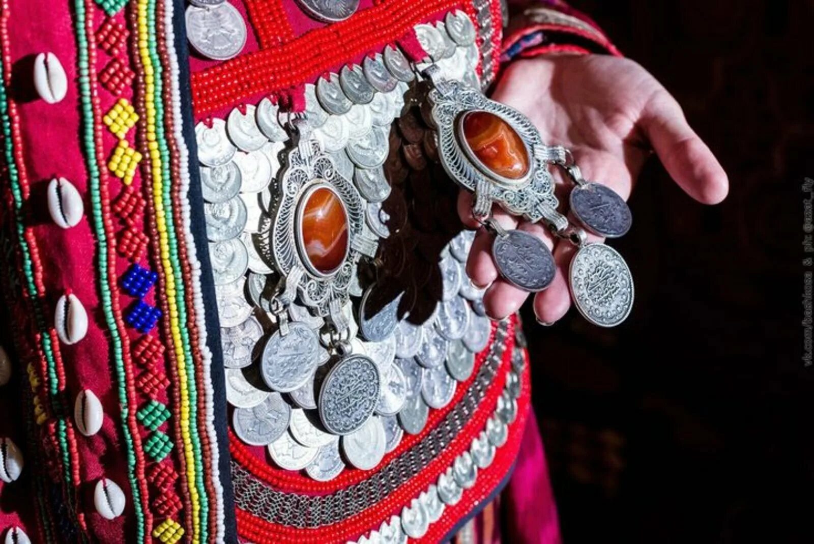 Башкирские украшения. Кашмау нагрудник башкирский. национальные украшения башкир кашмау. селтэр башкирский. национальный нагрудник у костюм башкир.