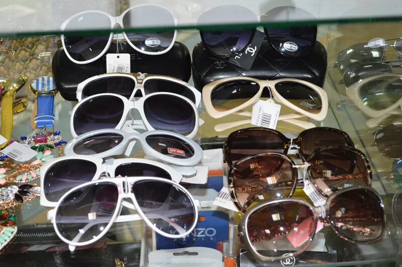 Солнечные очки можно вернуть. Много солнцезащитных очков. Uv400 ultraviolet protection. Очки на рынке. Шейн магазин очки.