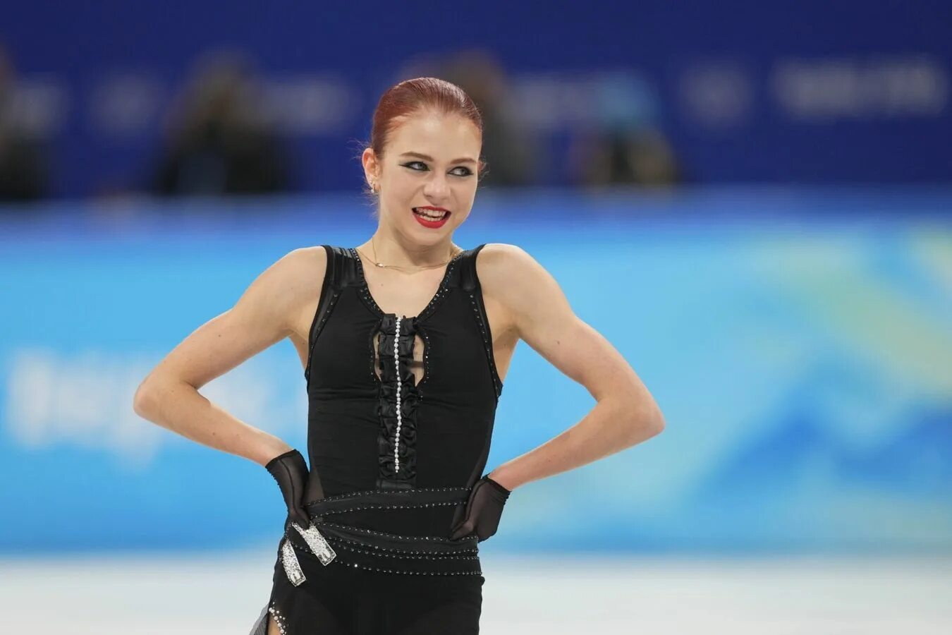 Выступление александры трусовой на олимпиаде. Александра трусова показательные выступления. Александра трусова олимпиада 2022. Олимпиада 2022 фигурное катание саша трусова. Саша трусова фигуристка 2022.